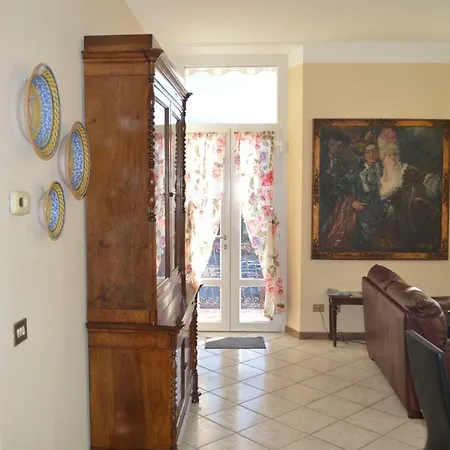 בית נופש Betty's House 3 Central *